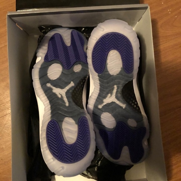 Jordan Concord 11's size 10 - Picture 3 of 4